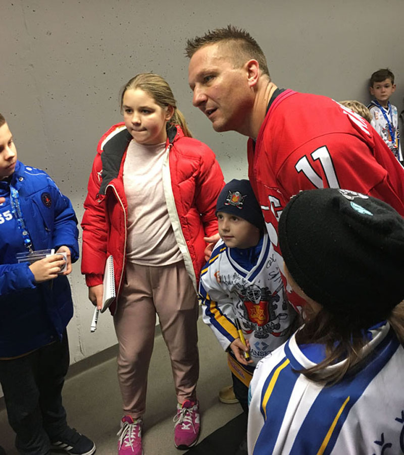 ATSIMINIMAI. Darius Kasparaitis po kiekvienų Klaipėdoje vykusių ledo ritulio rungtynių buvo apsuptas sirgalių: fotografavosi, bendravo, raitė parašus ant marškinėlių, nuotraukų ir plakatų. Pauliaus MATULEVIČIAUS nuotr.