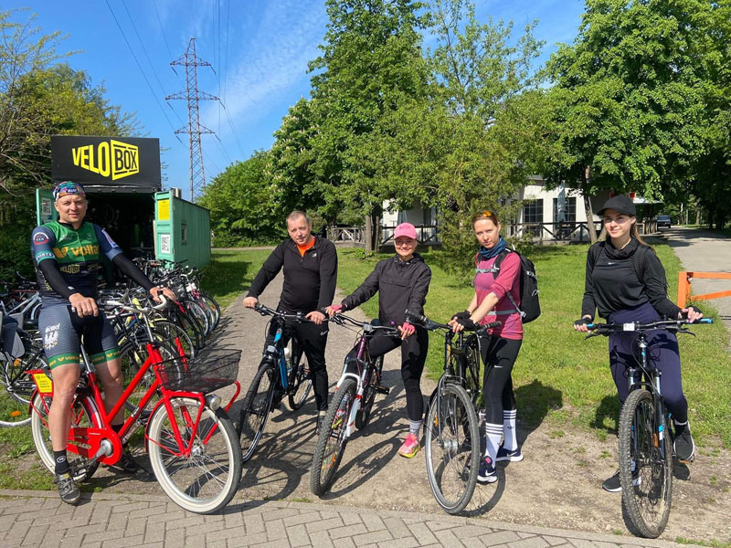 DVIRAČIŲ ŽYGIS. Akimirkos iš pasivažinėjimo dviračiais su Mindaugu Striška. Starto vieta - Poilsio parke prie „Velobox“, toliau kelionė tęsiama po Girulių mišką, o daugumai pageidaujant galima vykti prie jūros ar minti iki Palangos.