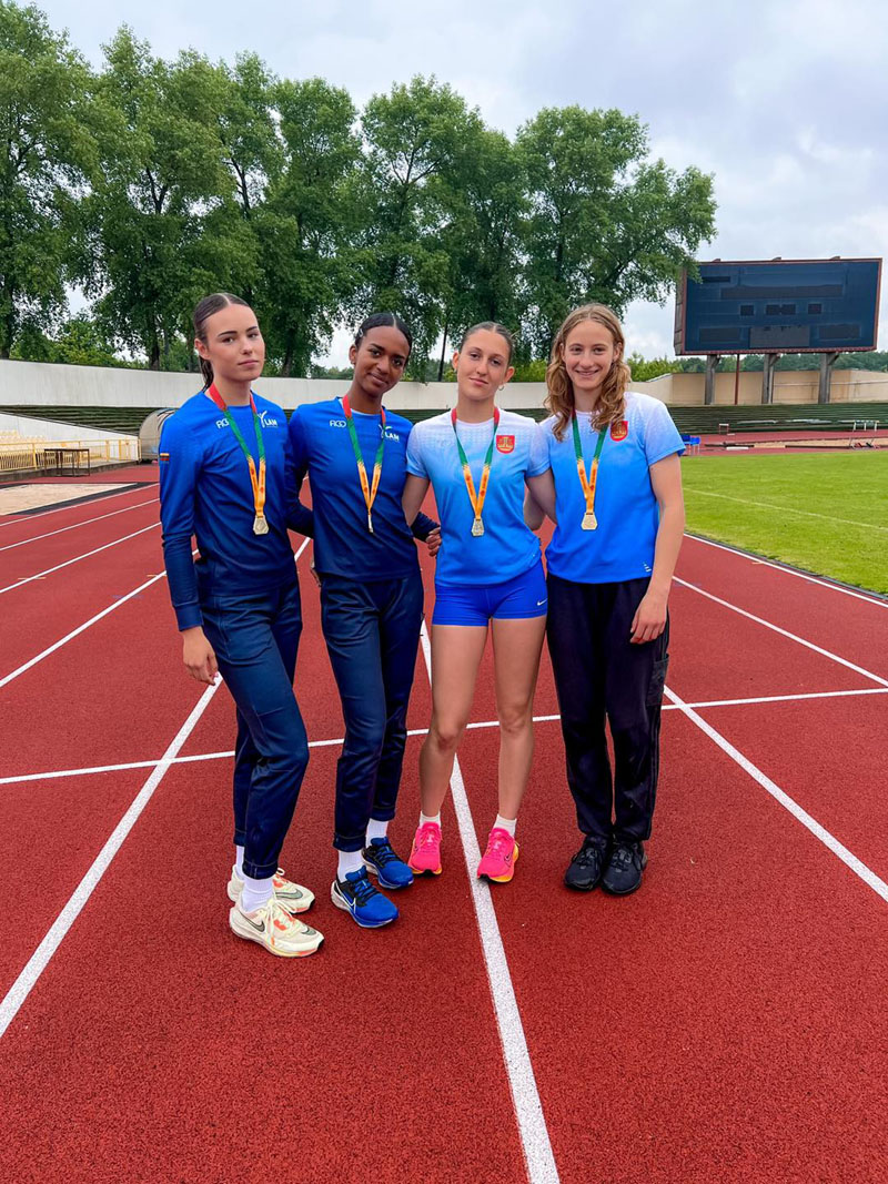 GERIAUSIOS. Klaipėdos lengvosios atletikos merginų komanda: Gabija Mockutė, Aliana Odebiyi, Meda Buziūtė ir Urtė Aušraitė iškovojo aukso medalius estafetiniame bėgime 4x100 m ir tapo Lietuvos jaunių čempionėmis. Pauliaus MATULEVIČIAUS nuotr.