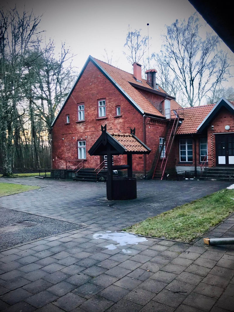 PASKUTINIS. Buvę poilsio namai „Medikas“ yra paskutinis dar likęs neįveiklintas visuomeninis objektas, tinkamas specialistams ir mokiniams apgyvendinti. Neringos savivaldybės nuotr.