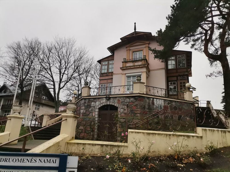 ATNAUJINS. Delegacija vizito metu taip pat apžiūrėjo vilą „Monbijou“, kuri projekto įgyvendinimo metu bus sutvarkyta pagal parengtą fasadų restauravimo ir remonto tvarkybos darbų projektą. Neringos savivaldybės nuotr.