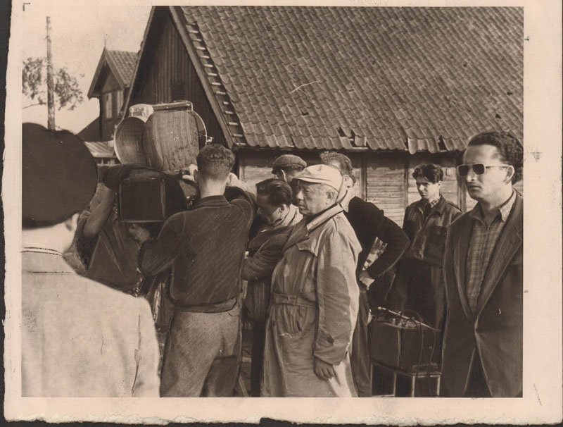FILMAVIMO AIKŠTELĖJE. Vytautas Žalakevičius filmo „Kol nevėlu“ filmavimo aikštelėje. Fotografas nežinomas. Lietuvos literatūros ir meno archyvas.