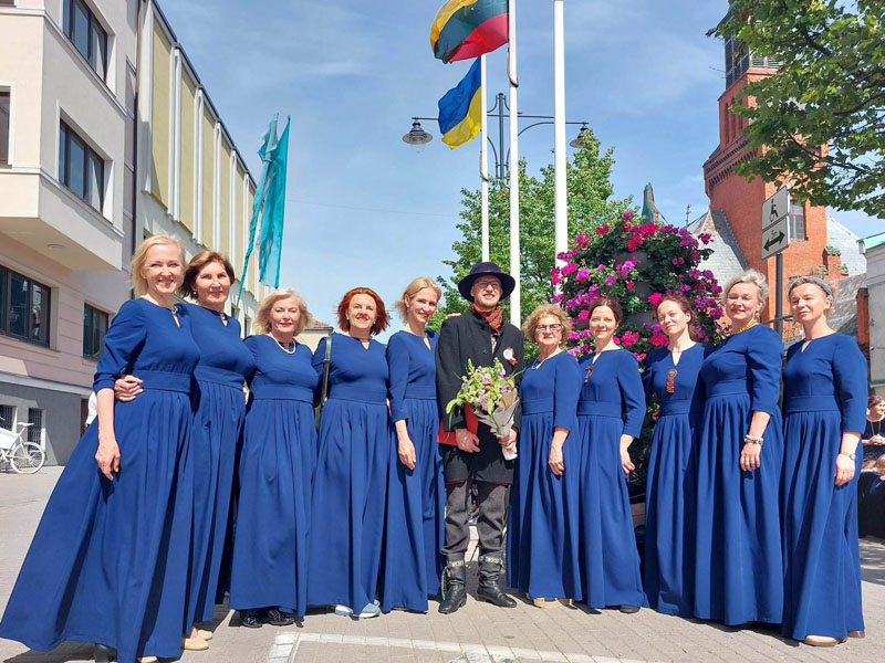 SAVAITGALĮ Lietuvos Vakarų krašto dainų šventėje skambėjo ir Nidos KTIC „Agila“ moterų choro „Smiltatė“ dainos. Neringos savivaldybės nuotr.