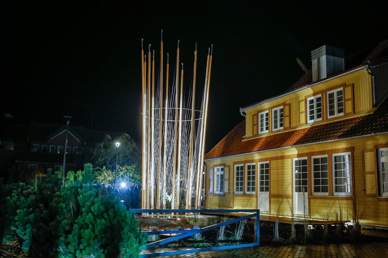 AKCENTAS. Sukurta erdvinė vertikali karūną primenanti skulptūra „Gintaro šventyklėlė“ ir horizontali meninė kompozicija „Aušra“ pakviečia į kitokį erdvės išgyvenimą. Vytauto PETRIKO nuotr.