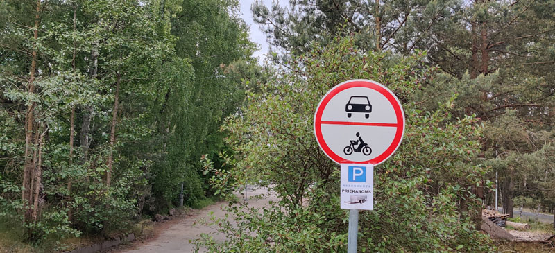 Nuo šios savaitės bus kontroliuojama, kur statomos automobilių priekabos, kurioms laikyti išskirta ilgalaikio stovėjimo aikštelės teritorija.  Neringos savivaldybės nuotr.