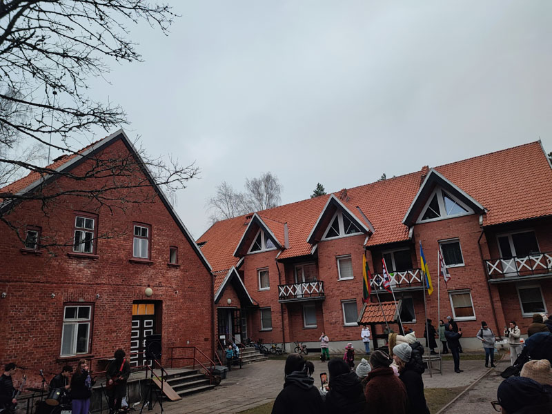 Minint Švyturių metus stabtelėta ir prie poilsio namų „Medikas“, kurie yra įtraukti į parduodamų objektų sąrašą ir kuriuose šiuo metu gyvena karo pabėgėliai iš Ukrainos. Neringos savivaldybės nuotr.