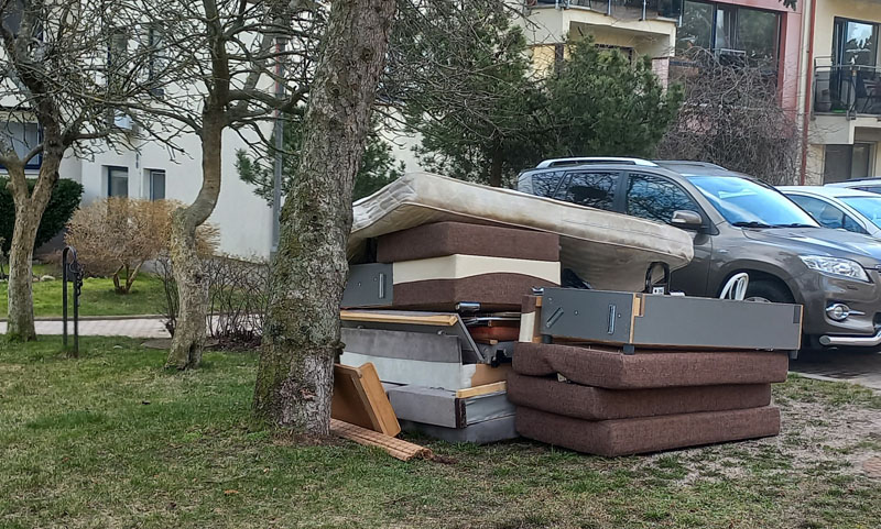 Pasitaiko atvejų, kai neringiškiai didžiagabaritėmis atliekomis atsikrato palikdami jas prie konteinerių ar kitose viešose vietose, nors tai daryti draudžiama. Neringos savivaldybės nuotr.