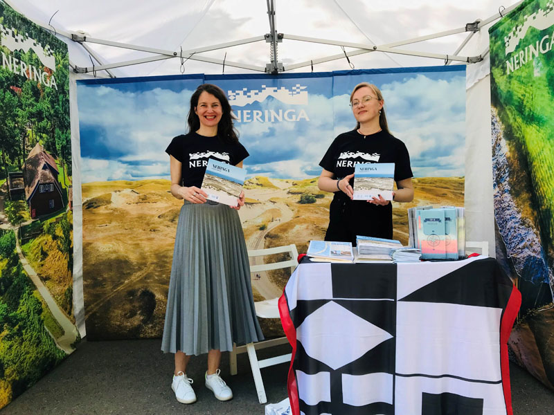 PRISISTATĖ. Šių metų Lietuvos kultūros sostinės – Alytaus – neeilinėje „Turizmo gatvėje“ prisistačiusi Neringa sulaukė daug lankytojų dėmesio. Neringos savivaldybės nuotr.