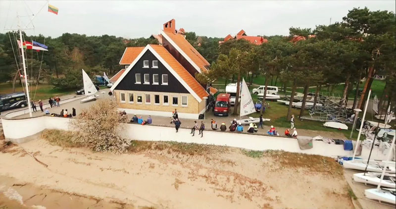 &nbsp;ĮVERTINO. Paskatinimas skirtas penkiems sportininkams, kurie šiais 2022-aisiais metais atstovavo Neringos sporto mokyklai.  Neringos savivaldybės nuotr.