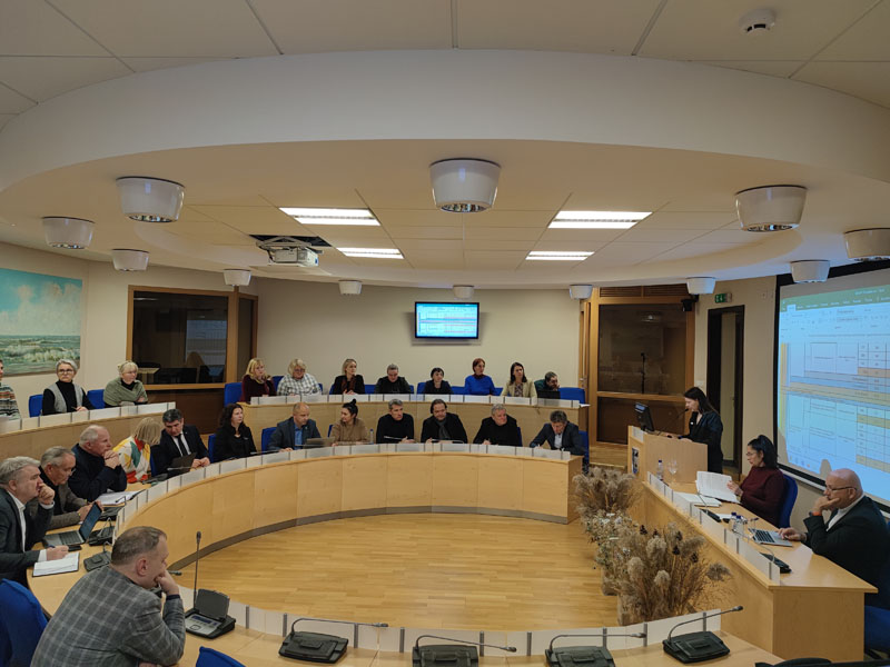 APTARĖ BIUDŽETĄ. Neringos savivaldybės Biudžeto, finansų ir ūkio valdymo komiteto posėdžio dalyviai.