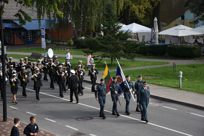 Šventinę nuotaiką Nidoje kūrė iškilmingas policijos pareigūnų žygiavimas gyvenvietės centrine dalimi.  Neringos savivaldybės nuotr.