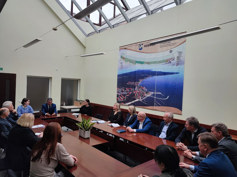 Bendradarbiavimo sutartį pasirašys Neringos pirminės sveikatos priežiūros centras bei septynios Klaipėdoje veikiančios gydymo įstaigos.  Neringos savivaldybės nuotr.