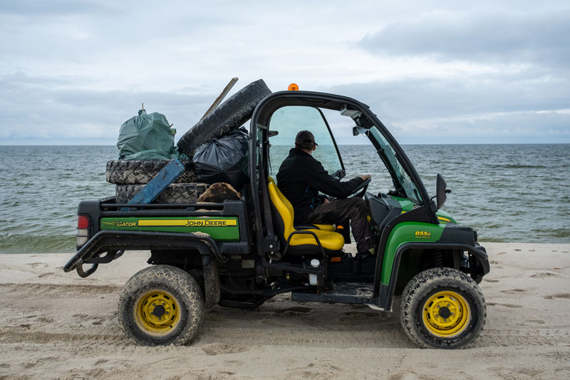 Tvarkant aplinką, svarbu atliekas surūšiuoti. Neringos savivaldybės nuotr.