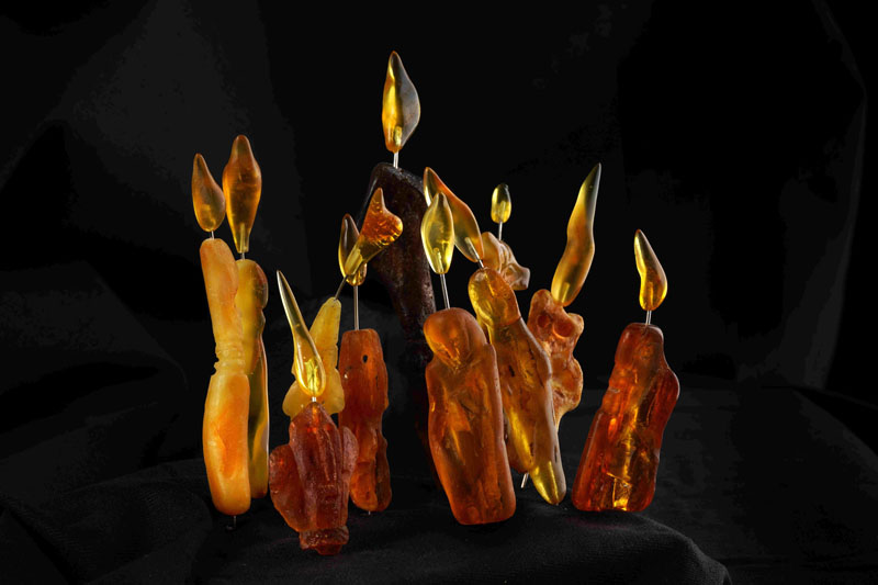 DERMĖ. Parodoje „Laimečių pokalbis“ susipina archeologiniai radiniai ir meno kūriniai. Martyno GINTALO nuotr.