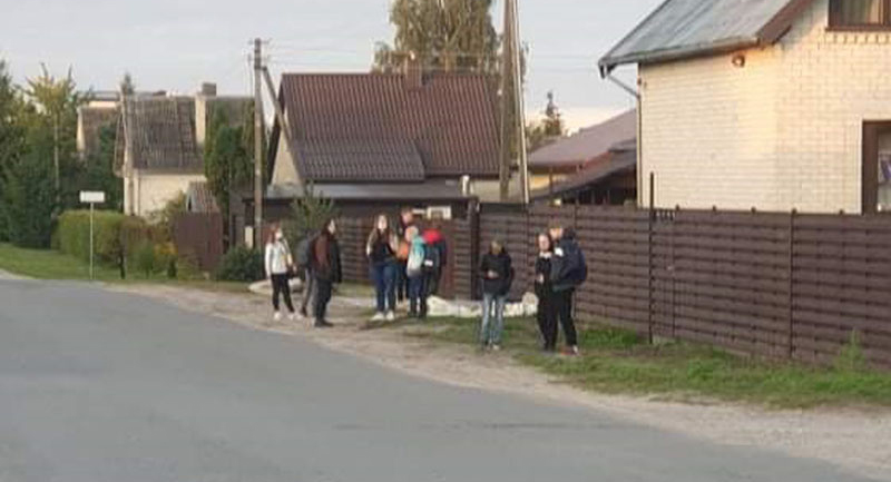 ssNESAUGU. Sodų bendrijoje „Dituva” gyvenantys moksleiviai kiekvieną rytą į pamokas vežančio autobuso laukia šalia judrios gatvės, tad tėvai baiminasi, jog tai vieną dieną gali baigtis skaudžia nelaime.