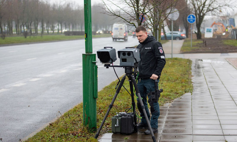 TAIKINYS. Visą šią savaitę už eismo saugumą atsakingi policininkai ypatingą dėmesį skiria greičiau nei leidžiama važinėti mėgstantiems vairuotojams. Policijos nuotr.