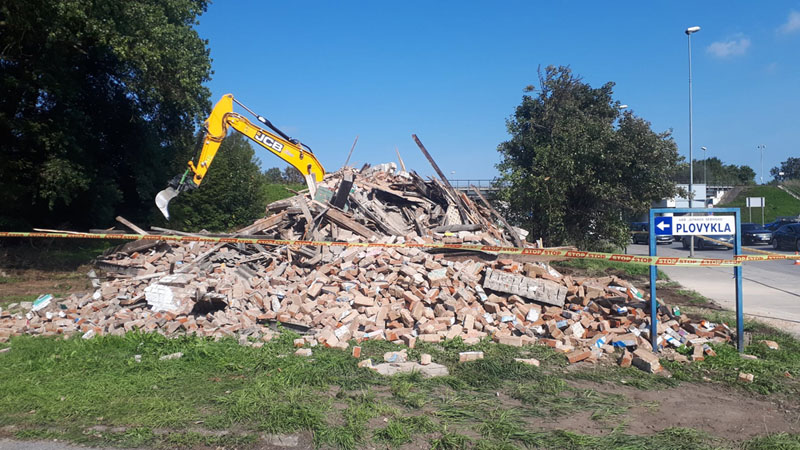 GRIŪTIS. Iš prieškarinio Liepų g. 75-ojo namo praeitą savaitę liko tik plytų krūva.