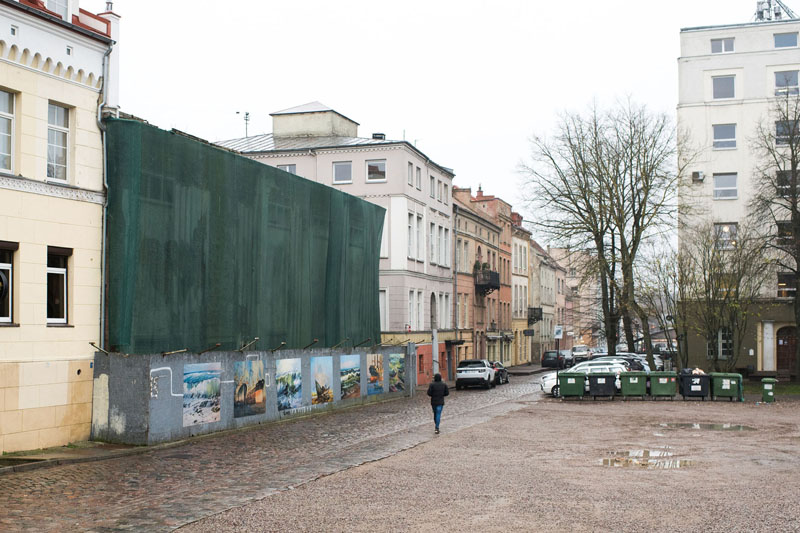  ĮŽYMYBĖ. Kad ir kaip būtų liūdna, dar 1995 metų rugsėjo viduryje sudegusio kino teatro „Baltija“ griuvenos jau tapo garbės nedarančiu Klaipėdos miesto simboliu. Vitos JUREVIČIENĖS nuotr.