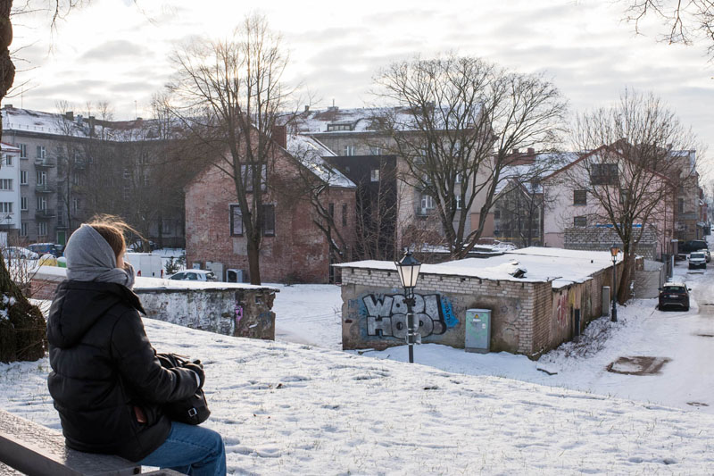 GALIMYBĖ. Žiemą Pylimo gatvės „grožybes“ dengia sniegas. Toje vietoje gyvenantiems žmonėms kyla klausimas - negi negalima sutvarkyti tą gatvelę minimaliai jau dabar, kodėl būtinai reikia laukti, kol bus pastatyta bažnyčia, kol baigsis dėl garažų pradėtos procedūros? 