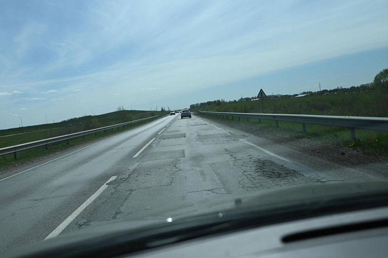 NEILGAM. Kelio ruože tarp Jakų žiedinės sankryžos ir viaduko į Rimkus lopų daugiau nei ant elgetos sermėgos. Po pirmojo lietaus jame vairuotojų vėl tykos pavojingos duobės. Vitos JUREVIČIENĖS nuotr.