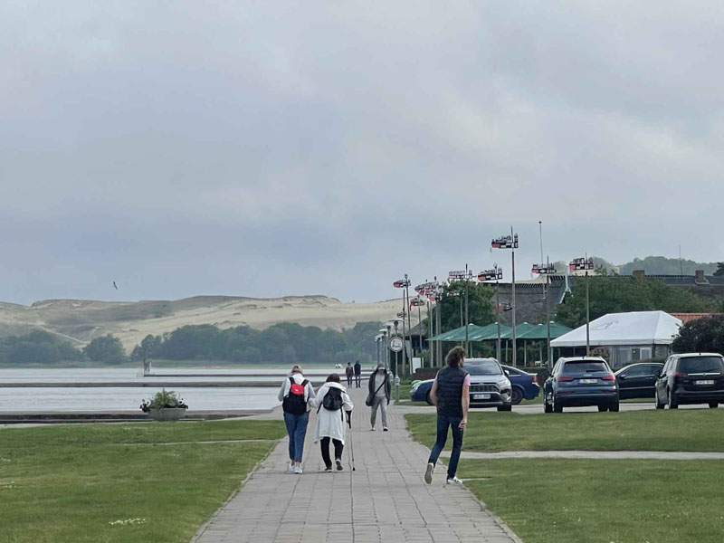 UŽSIENIEČIŲ ROJUS. Nida - unikalus gamtos kampelis, kuris traukia ne tik lietuvaičius, bet ir užsienio šalių turistus. Tiesa, pastaraisiais metais vokiečių turistų čia mažėja. Šiame kurorte poilsiauti nėra pigu: už liukso klasės viešbučio numerį liepos mėnesį gali tekti pakloti apie 500 eurų.