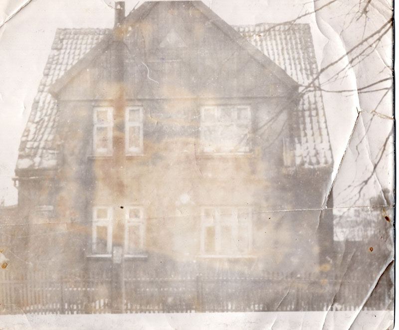 PRAEITIS. Liepų g. 75-ojo namo fasadas iki kapitalinio remonto ir gatvės išplatinimo. Po gatvės išplatinimo neliko tvoros ir darželio nuo gatvės pusės, šaligatvis iki sienos atsirado. 