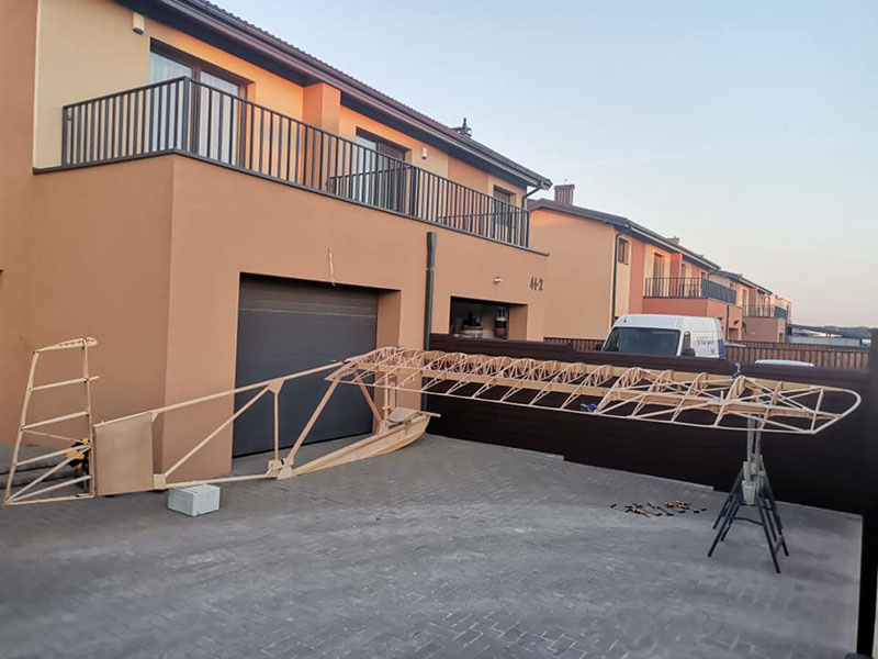 PROCESO DALIS. Nidoje bus galima išvysti tiksliai pagal prieškario technologijas bei naudojamas medžiagas B. Ivanausko jau baigtą konstruoti legendinio B. Oškinio sklandytuvą T-1.  Redakcijos archyvo nuotr.