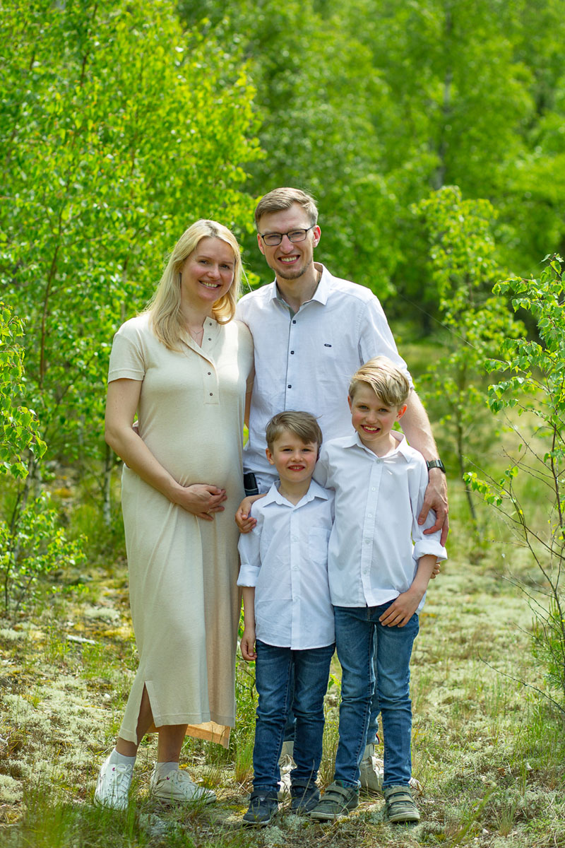 ŠEIMA. „Aš tikrai daug dirbu. Bet kai grįžtu namo, perimu iš žmonos rūpesčio vaikais estafetę. Esu visiškai atsidavęs tėčio pareigoms: kiekvieną vakarą žaidžiu su vaikais, juos migdau, skaitau jiems pasakas“, - apie šeimą pasakoja Vytautas Valys. Jurgitos KERULIENĖS nuotr.