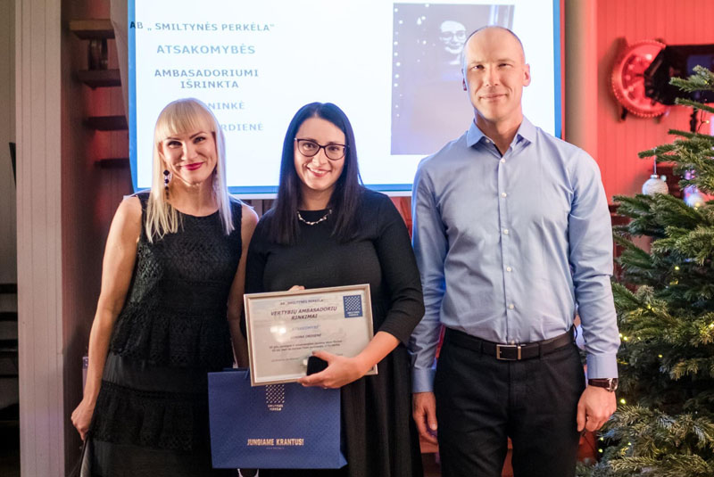 ATSAKOMYBĖS ambasadorė Simona Ordienė (centre) su Lina Poderiene ir denio upeiviu Tomu Gudeliūnu.