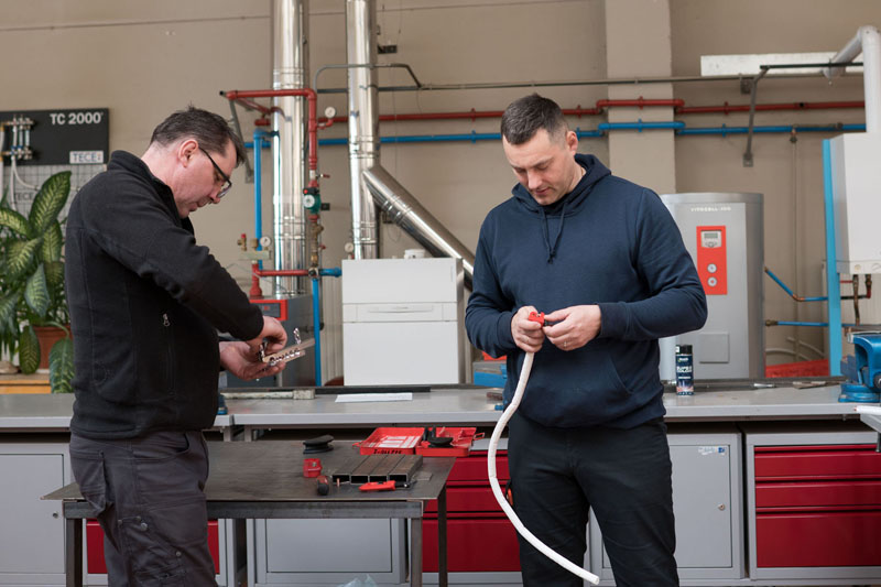 PERKVALIFIKAVIMAS. Klaipėdos Pauliaus Lindenau mokymo centre perkvalifikuojami ir suaugę darbuotojai.