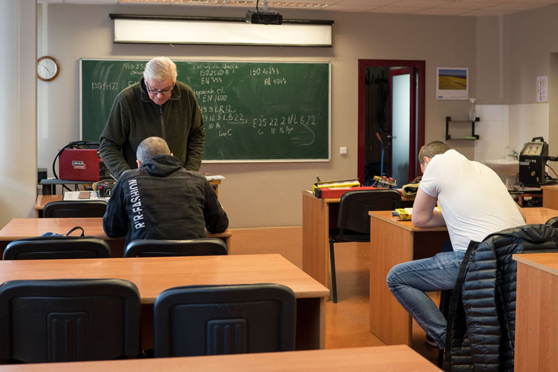 MOKYTOJAS. Suvirintojų mokytojas Evaldas Mikalauskas šioje mokymo įstaigoje dirba tik kelerius metus. Centro direktorius jį vadina suvirintojų karaliumi, o vaikai - treneriu.