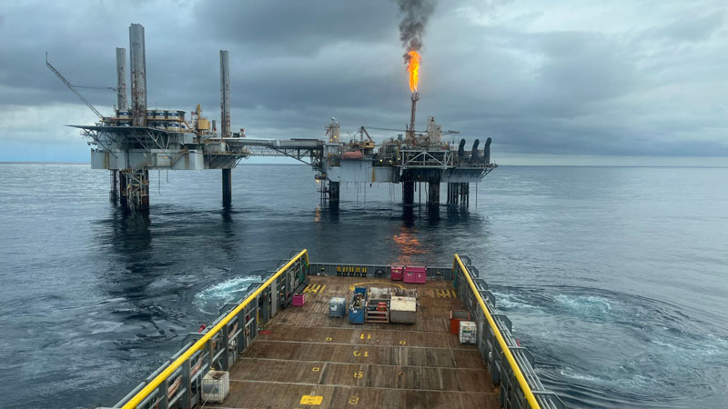 PLATFORMA. Naftos platformos dažniausiai stovi ten, kur yra seklu, apie 60 jūrmylių nuo kranto. 