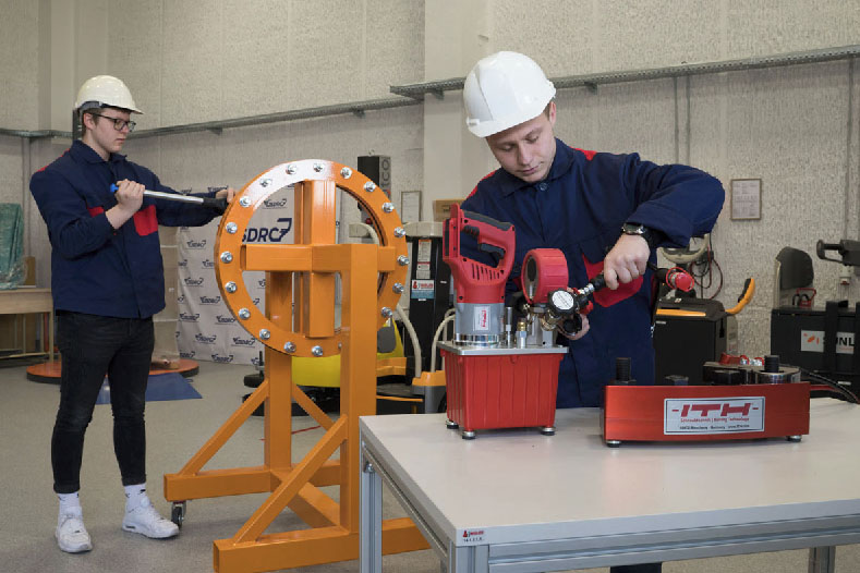 LOGISTIKA. Mokiniai logistikos laboratorijoje.  Vitos JUREVIČIENĖS nuotr.