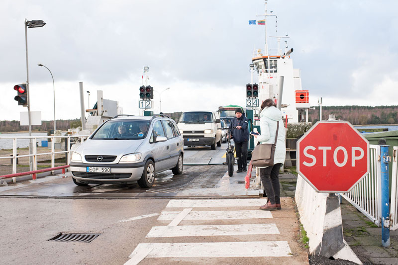 KELEIVIS. Klaipėdietis Jonas į Smiltynę keliasi dažnai, nes mėgsta ten pasivažinėti dviračiu. „Naujasis keltas pasitaiko ne visada. Jis puikus. Jame kur kas daugiau vietos, erdvės“, - sakė jis. 