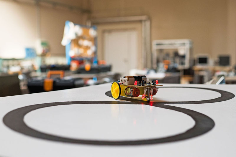 ROBOTUKAS. Mokinio darbas. Toks krovinio vežėjas be žmogaus labai tiktų dirbti kokiame nors sandėlyje. 