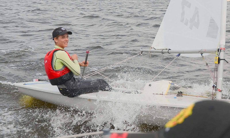  „LASERISTAS“ Nojus Bestauskas, Lietuvos rinktinės narys, yra buriavimo sporto mokyklos „Žiemys“ aukėtinis. 