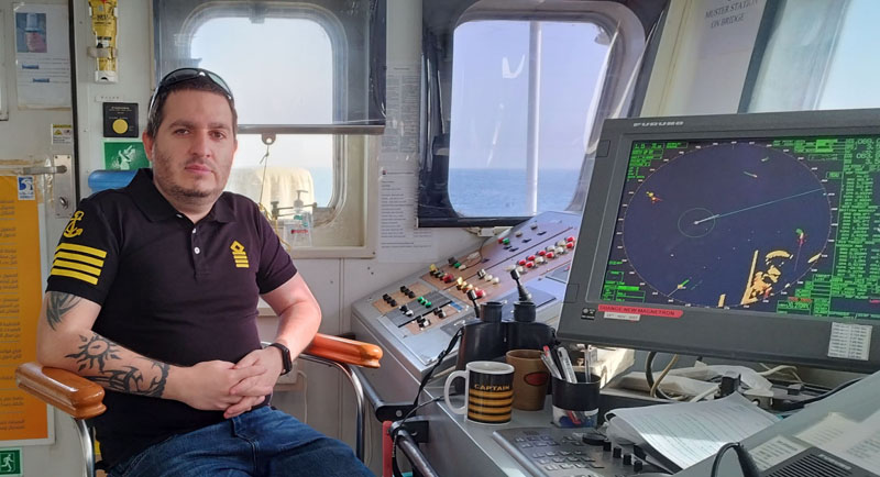 AKTYVUS. Kapitonas Denisas Legenzovas savo darbo vietoje. Jis labai mėgsta futbolą, važinėja motociklu. Jūreivystės kolegijoje buvo studentų sąjungos pirmininkas: rinko parašus, kad studentai turėtų uniformas. Ir dabar jis yra aktyvus Jūrų kapitonų asociacijos narys. 