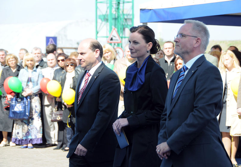 AKIMIRKA. Laivo krikštynų akimirka: tuometinis DFDS A/S viceprezidentas, DFDS LISCO valdybos pirmininkas Peder Gellert Pedersen (dešinėje), tuometinis DFDS LISCO generalinis direktorius Hans Henrik Pedersen ir krikštamotė Ieva Masiulienė. 