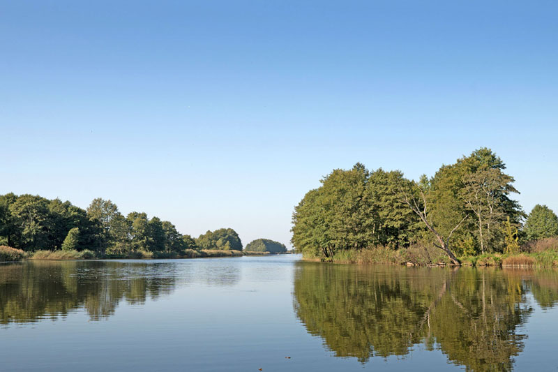 VAIZDAI. Plukdomi turistai žavisi gražiais vaizdais. 