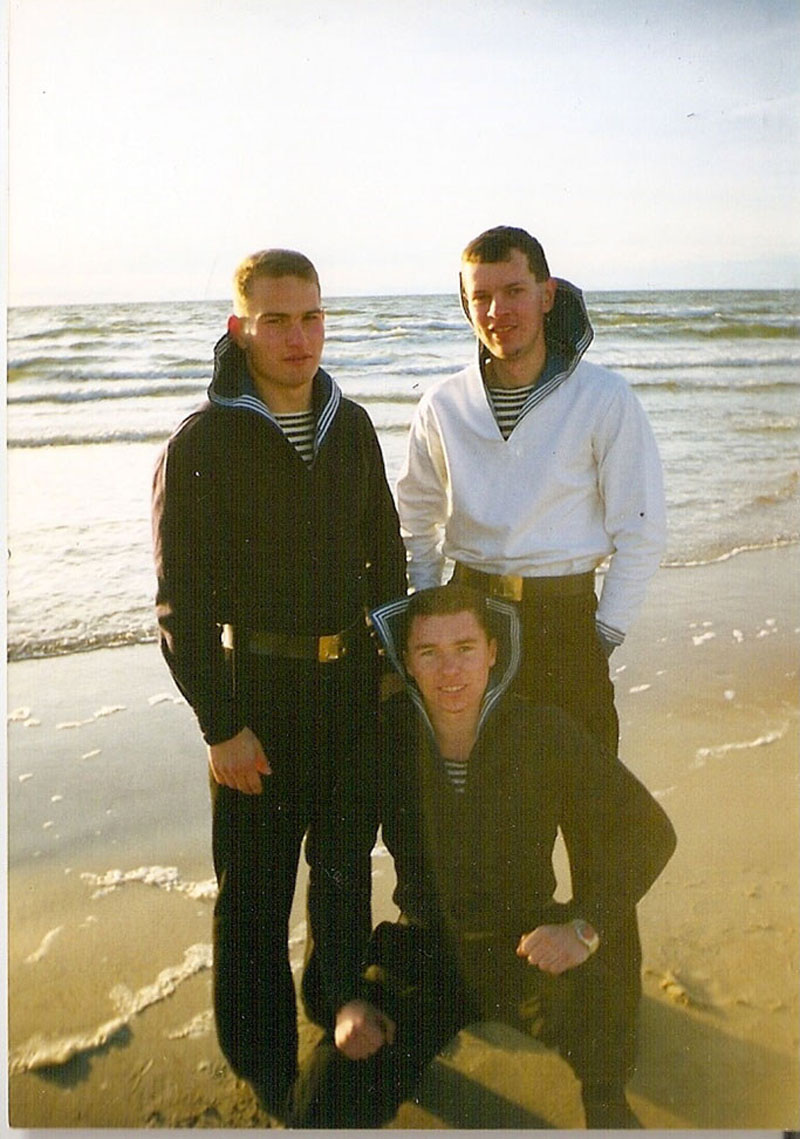 STUDIJOS. Antanas Petruškevičius (centre) su laivavedžių, turinčių teisę valdyti ir laivų jėgaines, grupės draugais Petru Jokubausku ir Valdu Jokubaičiu.