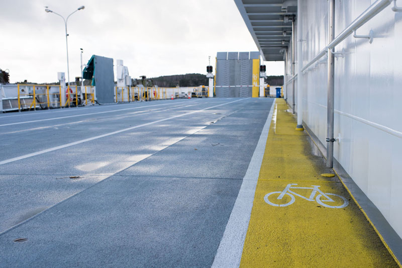 „ŠOKIŲ SALĖ“. Labai erdvus naujojo kelto denis. Jis 1,5 metro platesnis už senųjų keltų denius. 