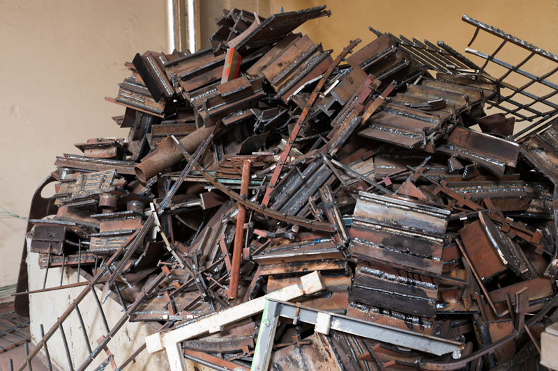 RUOŠINIAI. Centras dėkingas Vakarų laivų gamyklai (VLG), neatlygintinai duodančiai jam metalo atliekų, kad mokiniai galėtų mokytis suvirinti siūles. Paskui VLG ruošinius pasiima ir atiduoda į metalo laužą. 