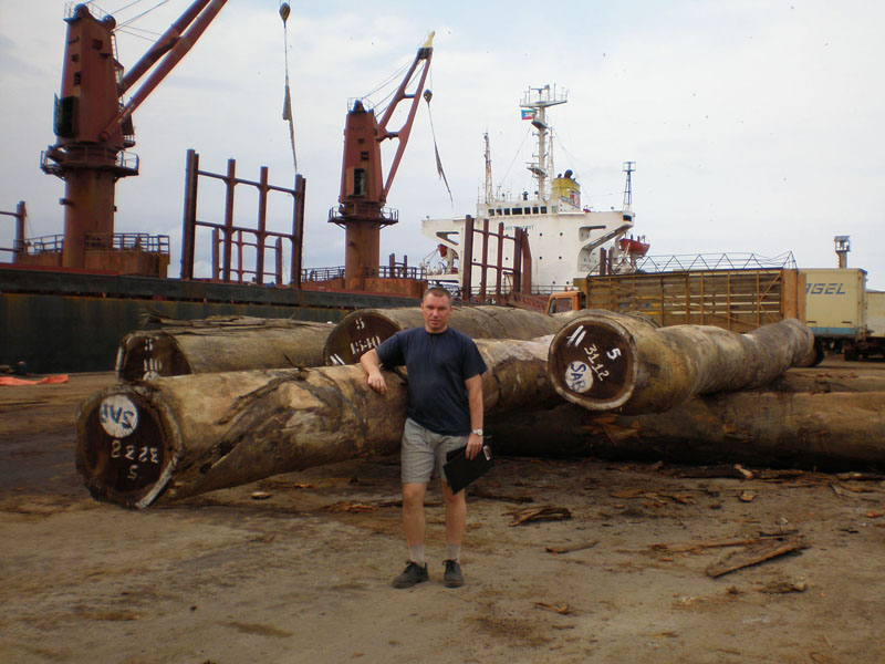 RAUDONMEDIS. Iš Afrikos laivas, kuriame dirbo Antanas Petruškevičius, plukdė raudonmedžio rąstus.