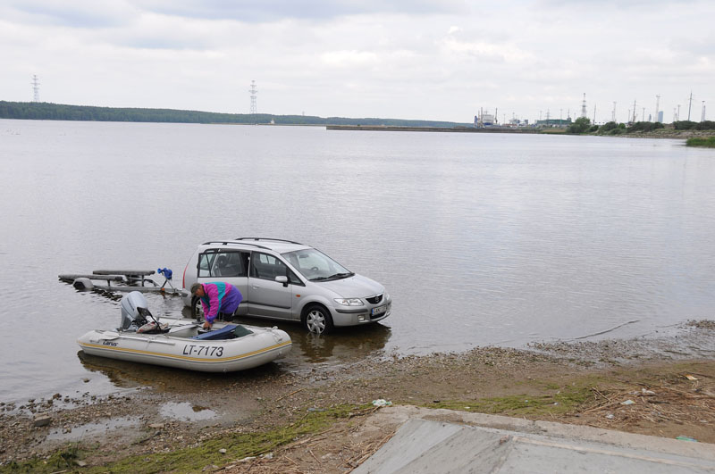 KAS KAIP GALI. Kai nėra marinos, nėra slipo, valteles į vandenį žmonės nusileidžia kas kaip gali. 