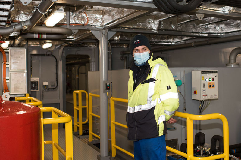 VERTINIMAS. „Visi mūsų keltai geri, bet šitas geriausias. Pasirūpinta ir įgulos gerove, atsižvelgta į visus mūsų poreikius“, - sako motoristas upeivis Aidas Simpukas. 