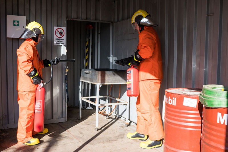 GAISRAS. Būsimieji jūreiviai mokomi gesinti laive kilusį gaisrą. 