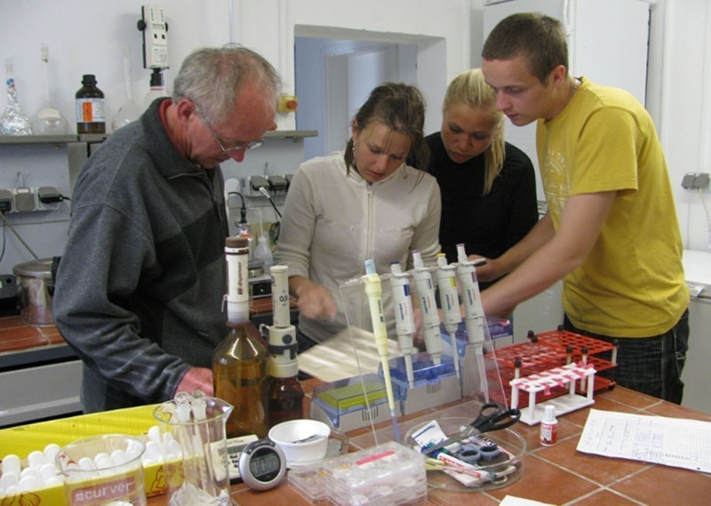 LABORATORIJOJE. Jūros tyrimų instituto laboratorijoje. 