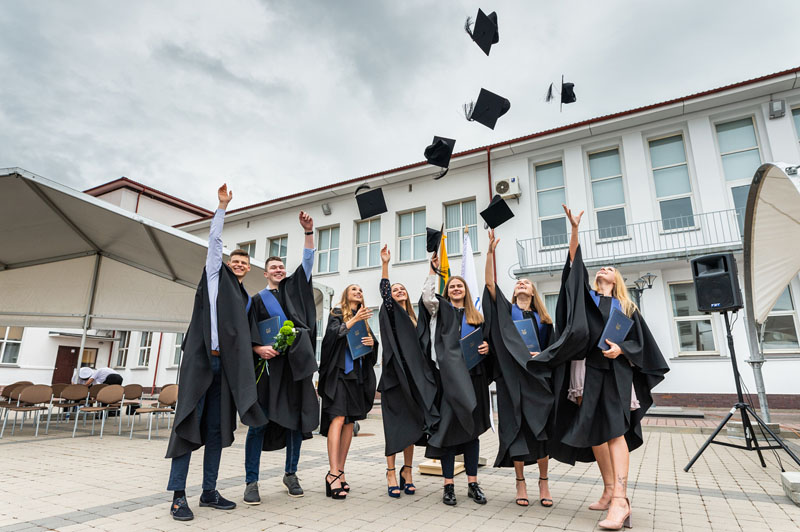 ĮSIDARBINA. Baigusieji LAJM studijas ilgai darbo neieško. Neretai jie jau pradeda dirbti būdami studentai. 