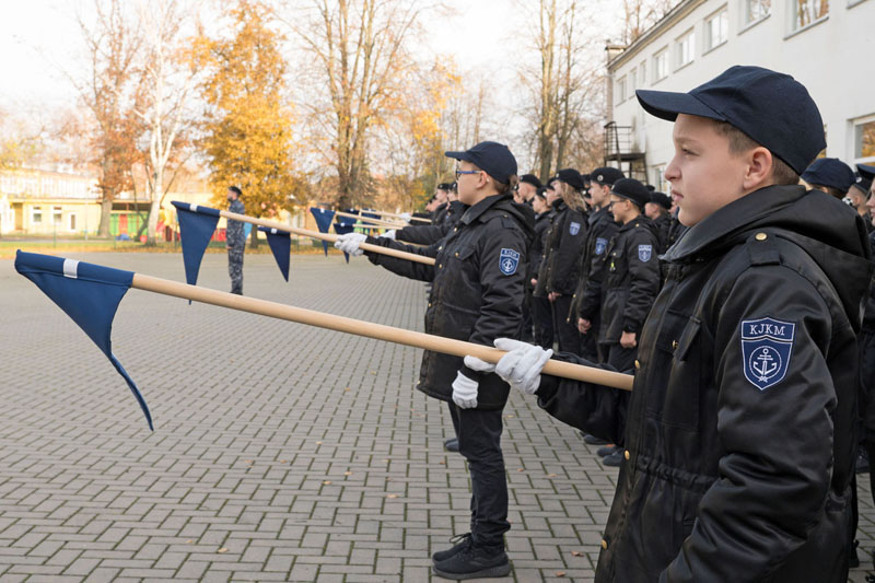 RIKIUOTĖ. Ne vienas kadetas sako, kad iš pradžių buvo sunku priprasti prie rikiuočių.