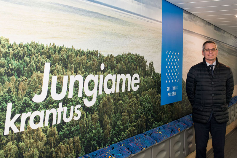 VADOVAS. Bendrovės generalinis direktorius Mindaugas Čiakas kelto salone. Jame yra 30 sėdimų vietų, o sutalpinti galima gal 150 žmonių. Kėdės yra atlenkiamos. Taip patogu įgulai išvalyti patalpas. 